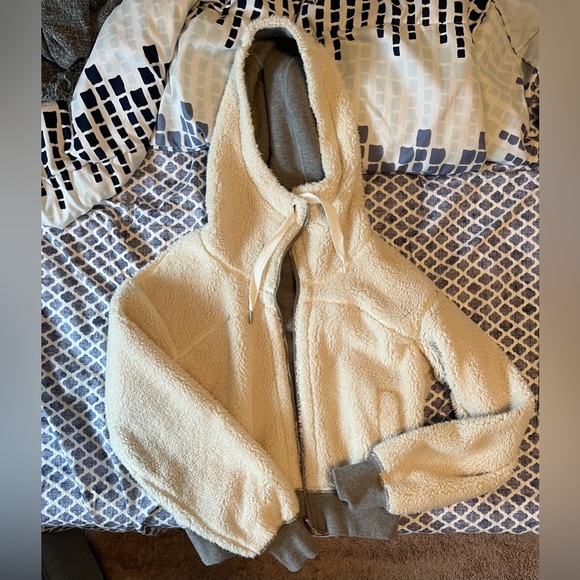 Lululemon Reversible Short Sweet and Sherpa Jacket size small - Picture 3 of 4